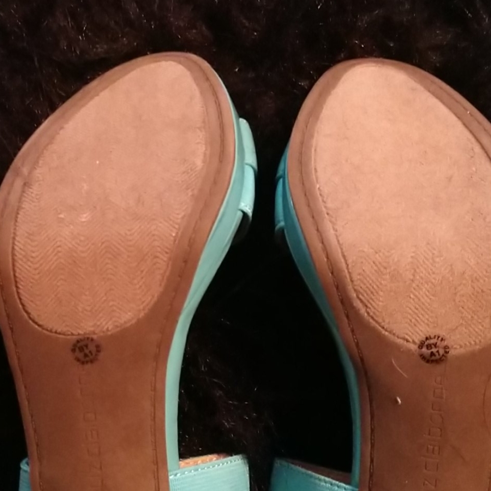 Beautiful Turquoise Patent Heels! - Picture 7 of 10